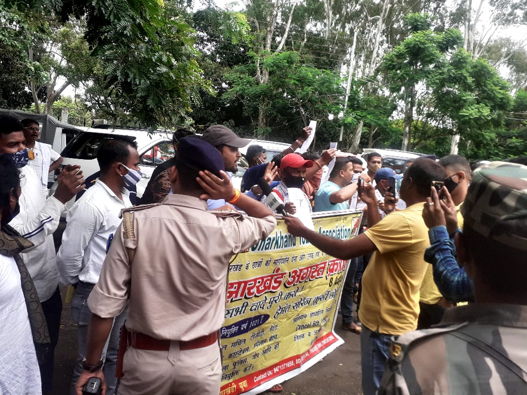 राजधानी की सड़कों पर अगस्त क्रांति की शुरुआत की एक झलक 💪💪
बेरोजगार युवक सड़क पर उतरने के लिए मजबूर। <a href="/HemantSorenJMM/">Hemant Soren</a> सरकार अपनी मदहोश में है
होस में आओ
हेमंत सरकार मुर्दाबाद 
हेमंत सोरेन होश में आओ 
<a href="/AmbaPrasadINC/">Amba Prasad</a> 
पंचायत सचिव नियुक्ति पर अवमानना केस की एक महीना समय खत्म हो गया