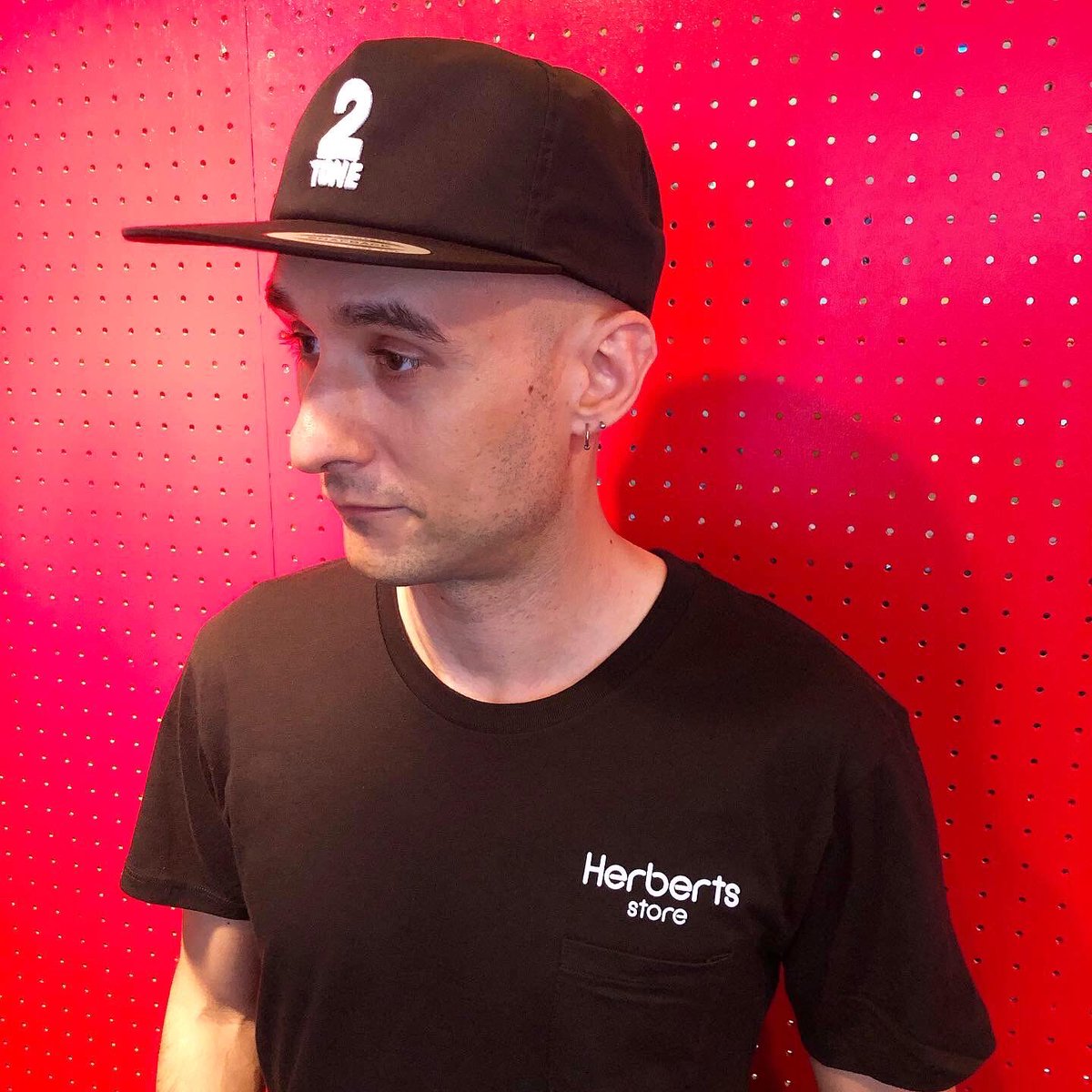 nevertrust_usc's tweet photo. 立体感ある刺繍で配した 2tone (2トーン) ロゴ 5-PANEL SNAP BACK CAP。
COLOR :BLACK SAND BURGUNDY
シンプルなので様々なアイテムと合わせやすく、夏の日差しを避けるための必須アイテムでもあります。
https://t.co/qwyAS0IWcY
#nevertrust
#2tone
#cap
#ska
#rudeboystyle https://t.co/vVHWiOmMJX