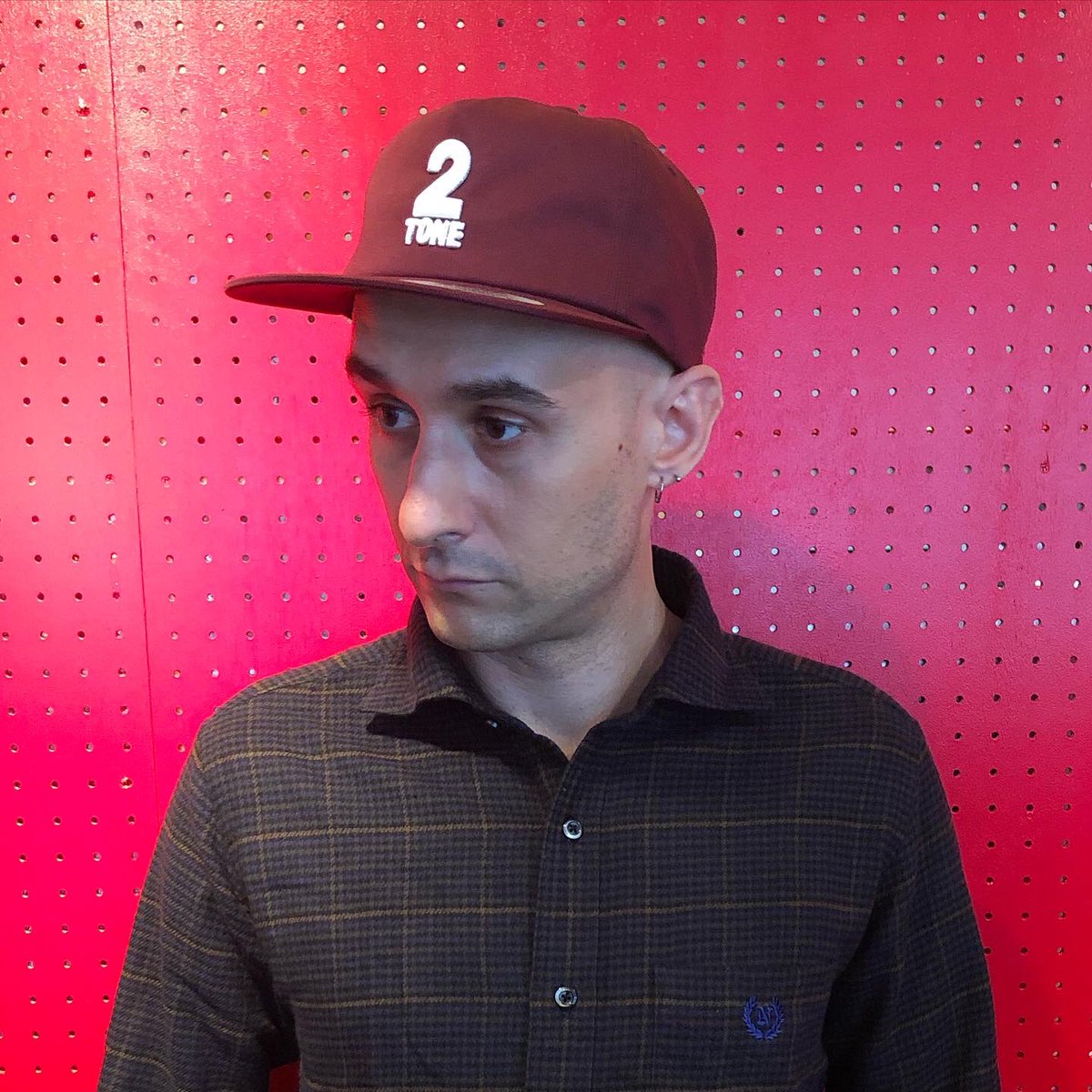 nevertrust_usc's tweet photo. 立体感ある刺繍で配した 2tone (2トーン) ロゴ 5-PANEL SNAP BACK CAP。
COLOR :BLACK SAND BURGUNDY
シンプルなので様々なアイテムと合わせやすく、夏の日差しを避けるための必須アイテムでもあります。
https://t.co/qwyAS0IWcY
#nevertrust
#2tone
#cap
#ska
#rudeboystyle https://t.co/vVHWiOmMJX