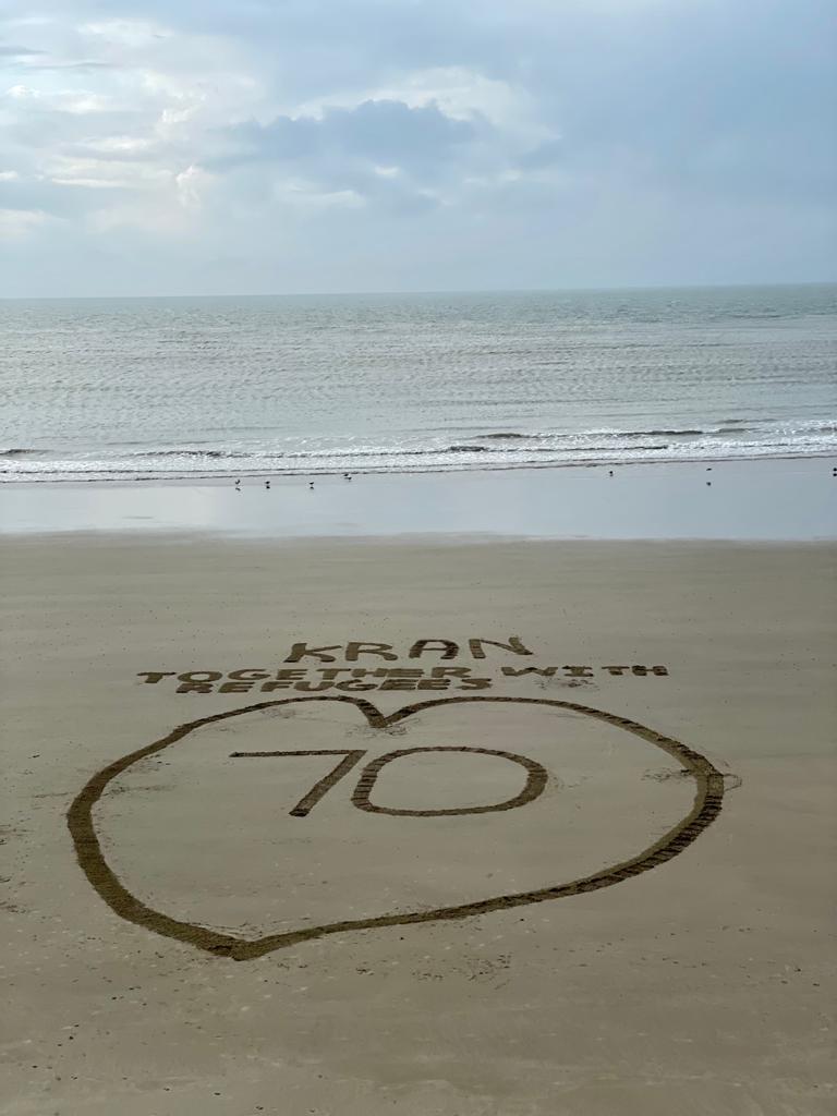 Some of our amazing volunteers wanted to mark the 70th anniversary of the signing of the Geneva Convention. This is Folkestone beach this morning. We stand always #TogetherWithRefugees. It's #WhoWeAre #UNHCR70 🧡