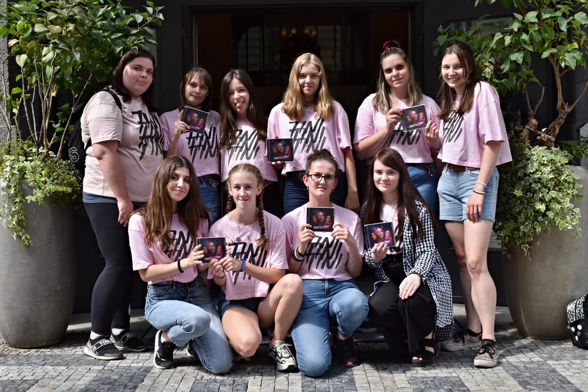 BARI_SPALDONOVA's tweet photo. ¡Hola Tini! ❤
¡Porque te extrañamos mucho, estamos organizando un encuentro de Tinistas! ❤
¡Te amamos mucho y te enviamos cariño desde la República Checa!
¡Nuestra amiga celebró su cumpleaños durante la reunión Tinistas!(@luciehejnikova)❤
¡Ella estaba sorprendida!
Te amo❤🇨🇿 https://t.co/LgzVrfUeM0