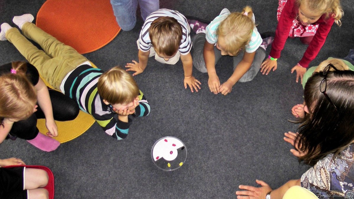 DiakonieRWL's tweet photo. Gemeinsam mit diakonischen Einrichtungen bietet unser Zentrum Freiwilligendienste der Diakonie RWL eine kostenlose #Ferienfreizeit für Kinder und Jugendliche (6-14 J.) aus den #Hochwassergebieten an. Ab 2.8., in #Hattingen, #Mönchengladbach: https://t.co/fmo9Pwdqic https://t.co/NqBlgAJmOf