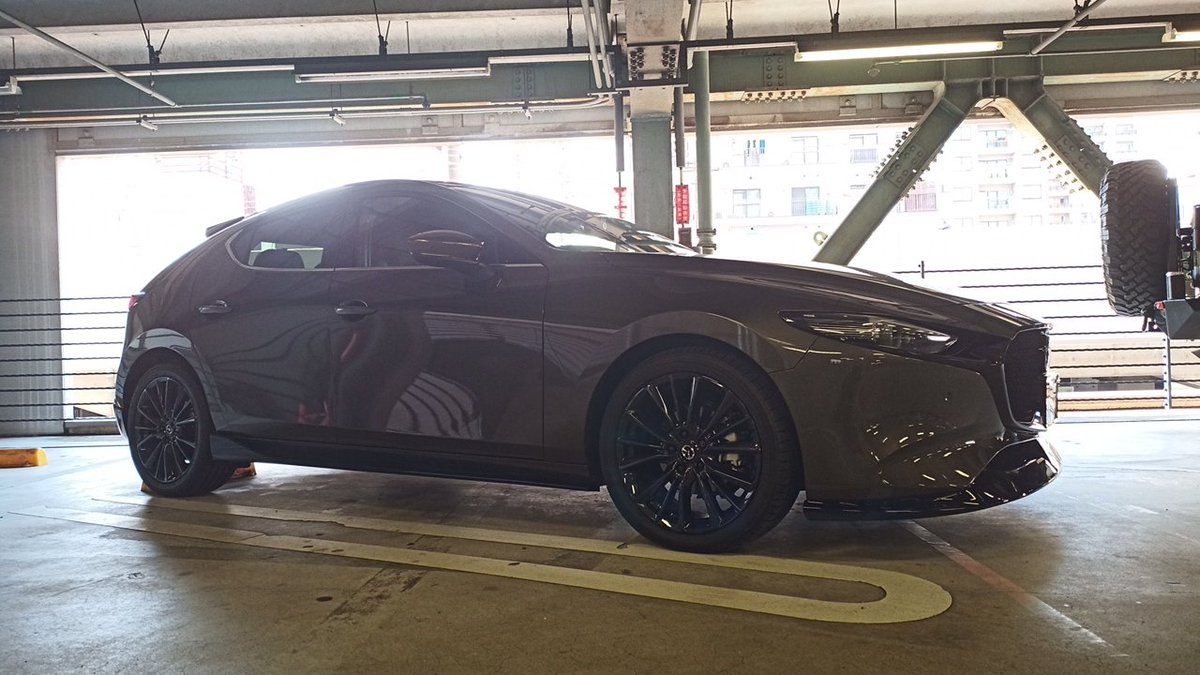 10Mazda3's tweet photo. 洗えてないから汚いんだけど、屋内駐車場だと綺麗に見える( ^ω^) https://t.co/izreZNi6jj