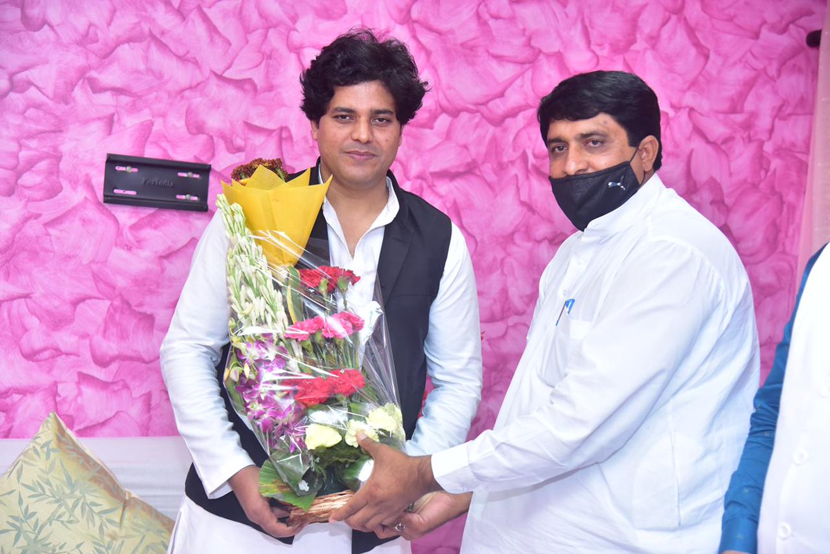 ShaleMohammad_'s tweet photo. अखिल भारतीय कांग्रेस कमेटी अल्पसंख्यक विभाग के चेयरमैन इमरान प्रतापगढ़ी जी ने कल मेरे निवास स्थान पर आकर मुलाक़ात की इस दौरान महत्वपूर्ण मुद्दों पर चर्चा हुई |
@ShayarImran @INCMinority https://t.co/rDx0cXGGgi