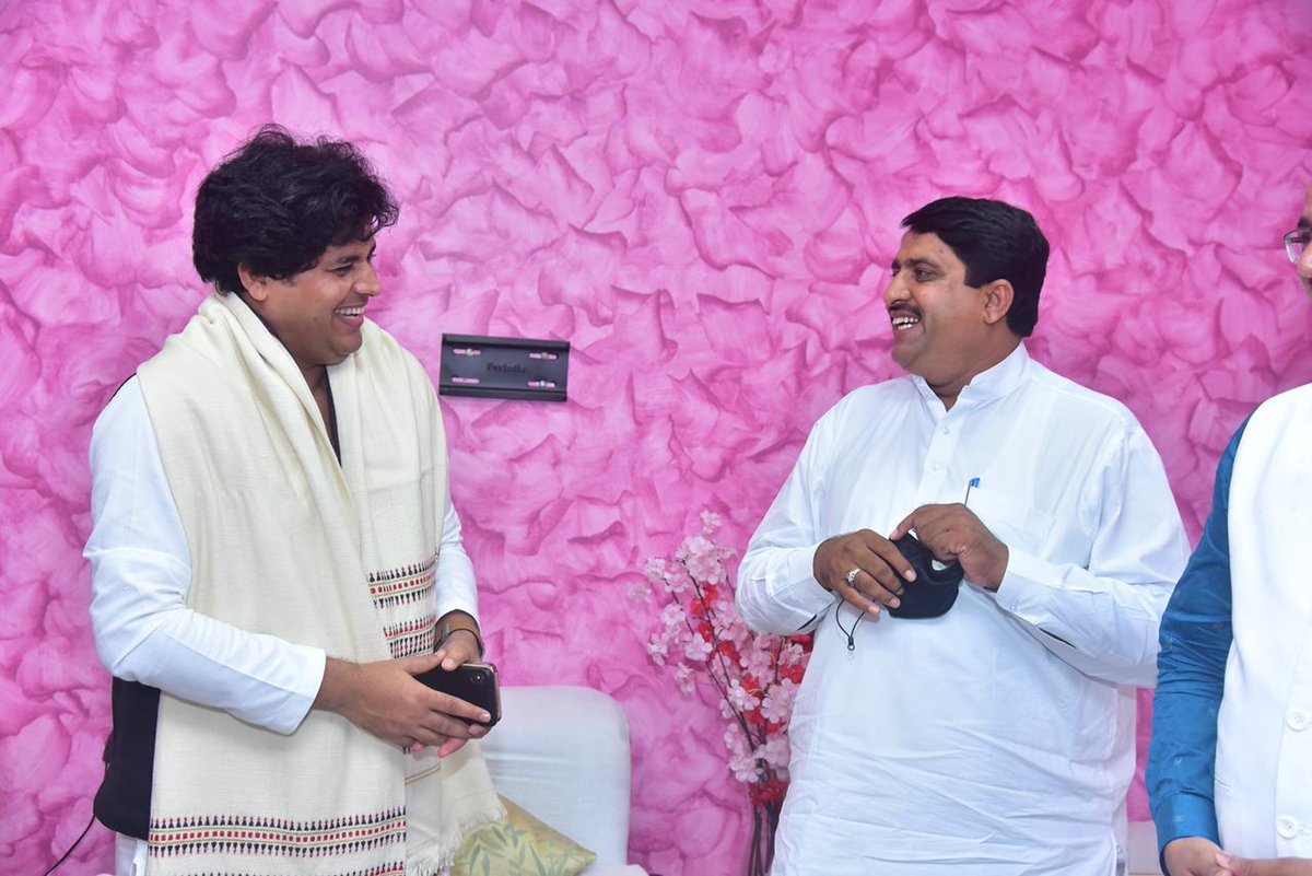 ShaleMohammad_'s tweet photo. अखिल भारतीय कांग्रेस कमेटी अल्पसंख्यक विभाग के चेयरमैन इमरान प्रतापगढ़ी जी ने कल मेरे निवास स्थान पर आकर मुलाक़ात की इस दौरान महत्वपूर्ण मुद्दों पर चर्चा हुई |
@ShayarImran @INCMinority https://t.co/rDx0cXGGgi