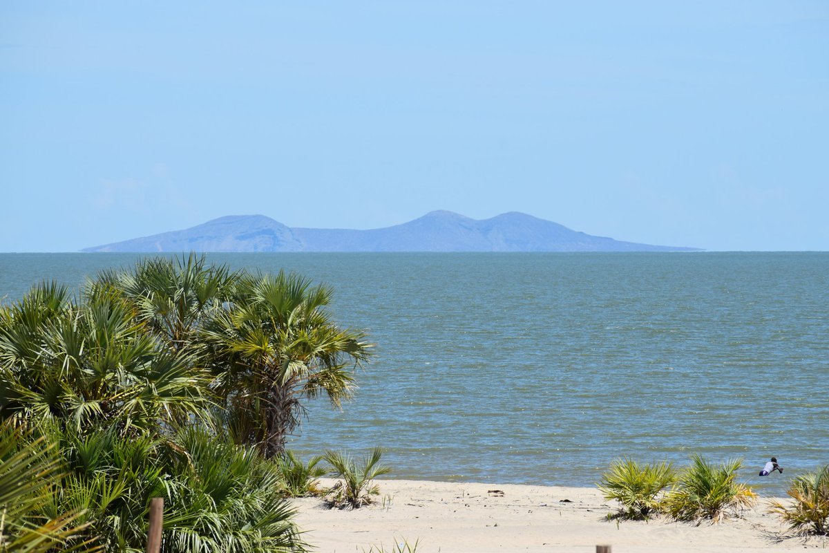 TurkanaLand's tweet image. #WelcomeBackHome #ExploreTurkana 
Spectacular view of Central Island National Park from Eliye Beach, Lake Turkana. Approx 40-min ride to the island of 3 crater lakes (Tilapia, Crocodile, Flamingo) for hiking, camping or have a picnic ... fun awaits at the island @TurkanaCountyKE