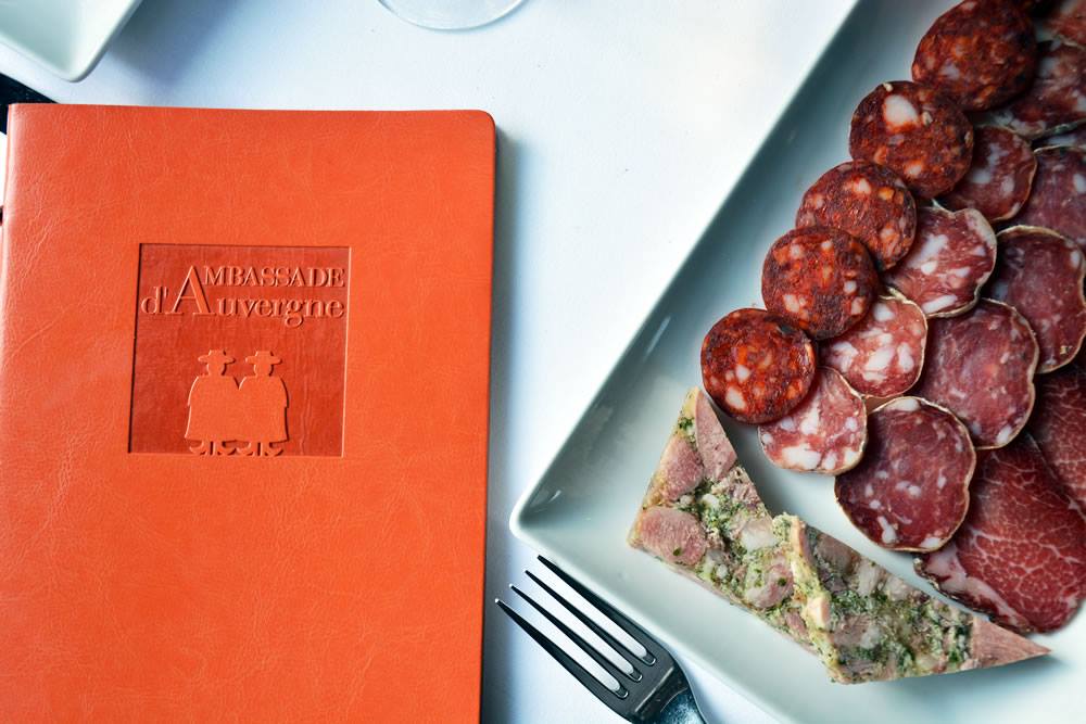 Il est encore temps de prendre un dernier repas à l'Ambassade d'Auvergne avant les vacances ! 🥰
Nos salades 🥗 et planches, nos viandes à partager et toujours, nos spécialités de saison 🙌🏻En terrasse ou en intérieur  !
ambassade-auvergne.fr/fr/reservation

#restaurant #paris <a href="/sortirapariscom/">Sortiraparis</a>