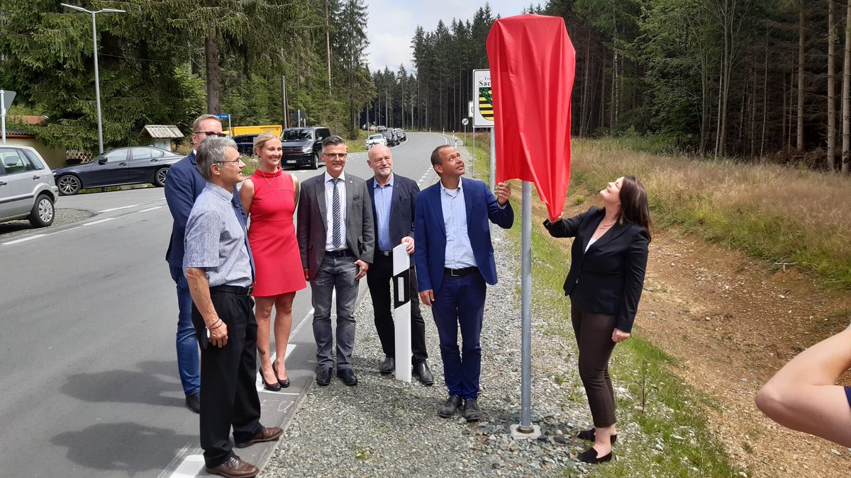 SMWA_SN's tweet photo. 🇩🇪🇨🇿🇪🇺 Seit Ende des letztes Jahres rollt der Verkehr auf der neuen #S306 zwischen #BadElster und #Hranice. Gestern wurde die neue grenzüberschreitende Verbindung, die vor allem aus europäischen #EFRE-Mitteln finanziert wurde, feierlich eröffnet. https://t.co/X6A35pvmkm