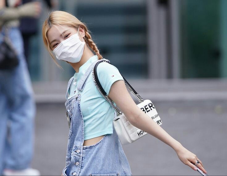 ━──┈░┃julio 28┃░

       ❛ ₊˚[ “#Rolbandchella21 .” ]

            ❛ ₊˚❝ —Había salido  con sus amigas y los niños a pasear por la zona de camping. Era el primer año que asistía al festival así que se encontraba muy emocionada.—