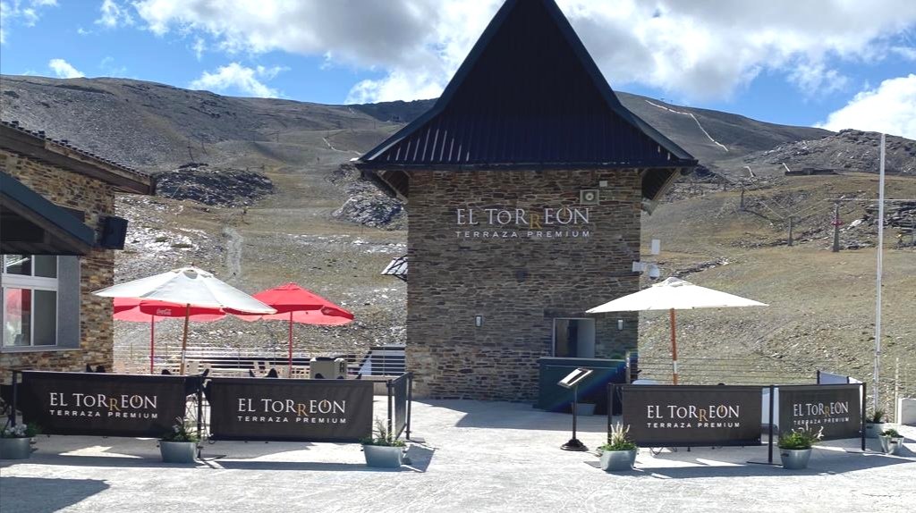 websierranevada's tweet photo. Inauguramos El Torreón - Terraza Premium, un establecimiento de altura donde disfrutar de ensaladas y bocadillos gourmet, con las mejores vistas de #SierraNevada 
📍En Borreguiles
⌚ De 10.30 a 16.15 h
ℹ️ https://t.co/TsiUDZoQb4
#RespiraMontaña #RespiraSN https://t.co/Jv8sM0WtjR