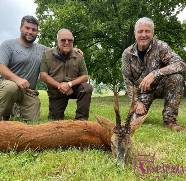What a team!!! Our friends from @legendsranch hunting Roe Deer during the rut.
#espacaza #legendsranch #conservationthroughhunting #roedeerhunting #safariclubinternational #dallassafariclub