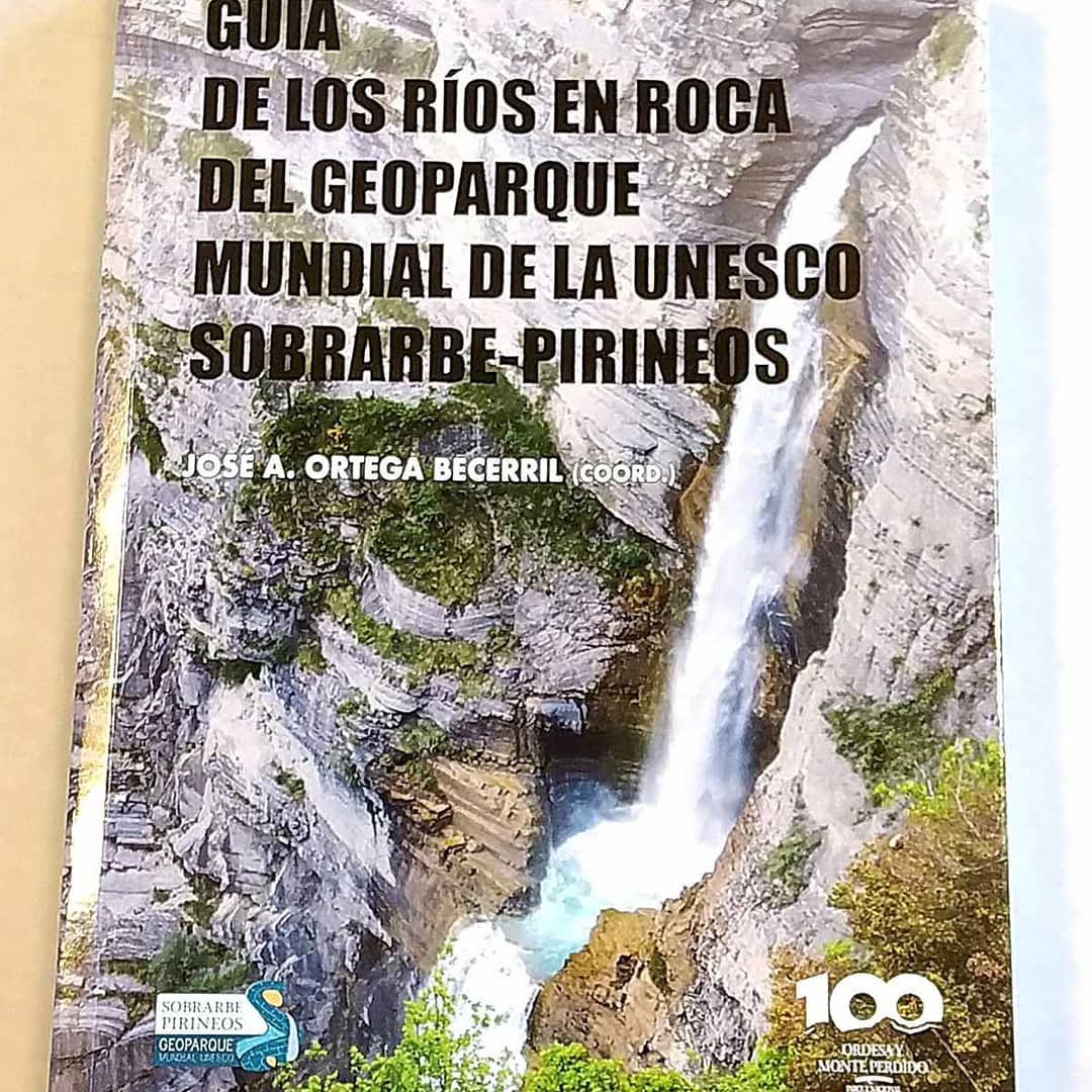 El que pasa calor es porque quiere. 4 geo-rutas en coche con cortos paseos, 5 a pie, 5 descensos de barrancos y una ferrata te permiten entender y disfrutar lo mejor de nuestros ríos en roca con sus aguas refrescantes. Un libro imprescindible.
