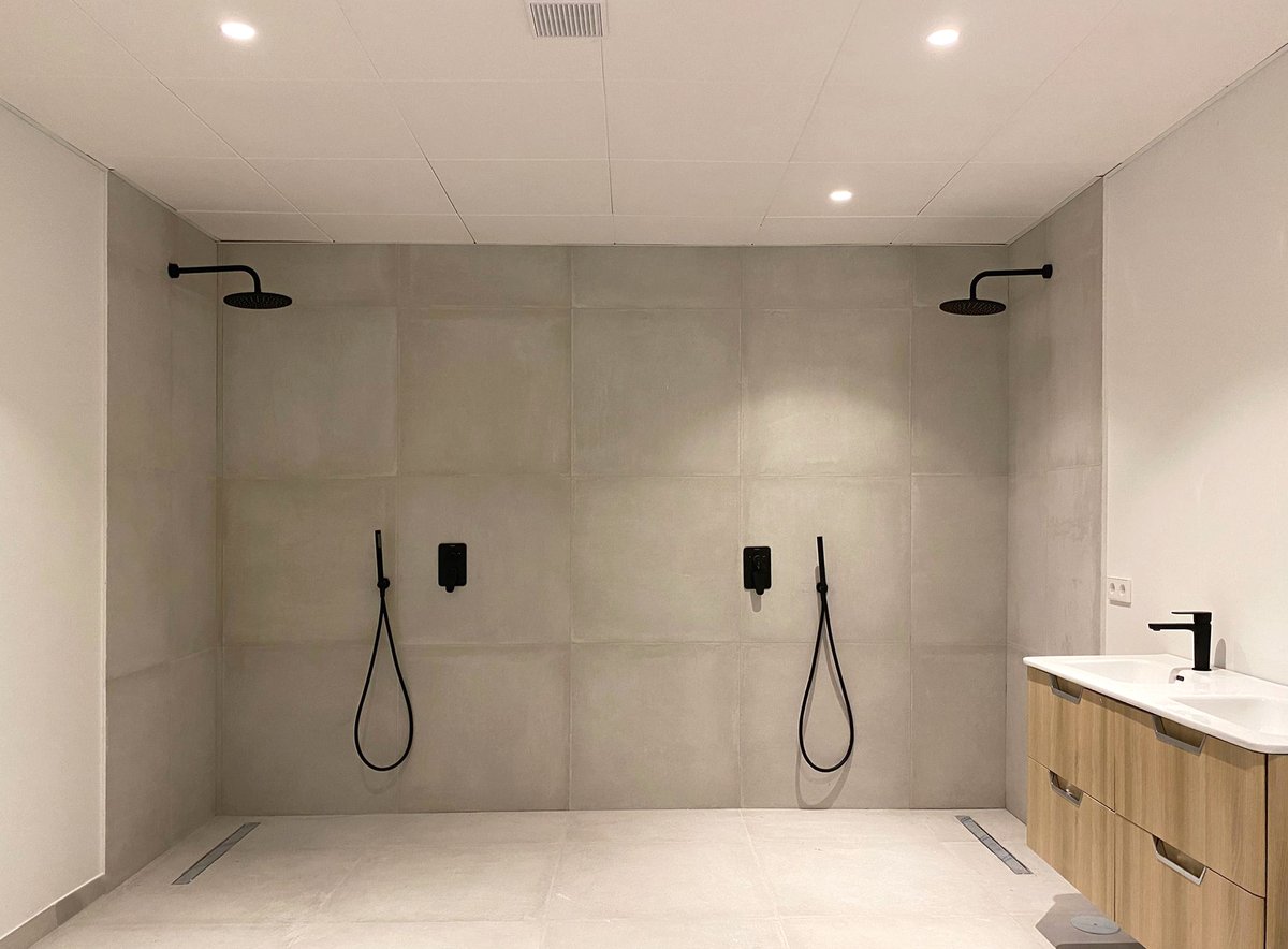 Minimalist interior designs for a contemporary atmosphere. The black bathroom fitting will take centre stage. Modernity, elegance and a different touch.
🏡
La grifería de baño negra ocupa un lugar central, aporta modernidad, elegancia y un toque diferente.
cicex.es
