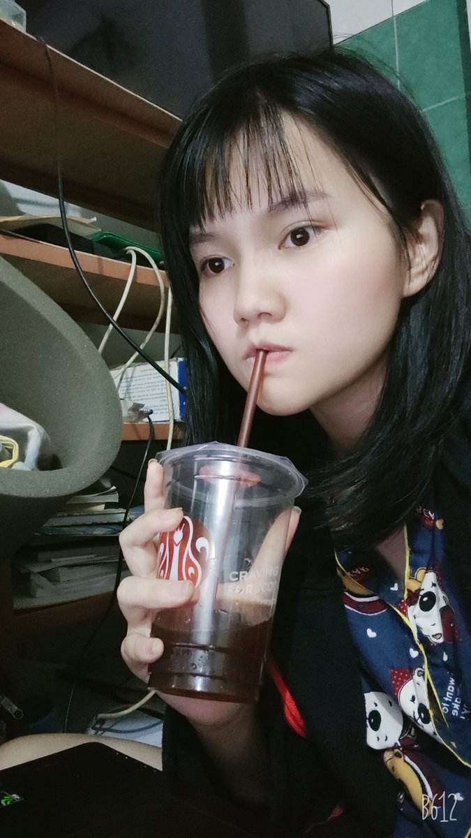 Biar mood kerja minum kopi, tapi minum kopi bikin maagh, kalau maagh minum obat tapi obat bikin ngantuk, kalau ngantuk ngga fokus kerja... 

Keluh kesah Pecinta kopi tapi punya maagh...