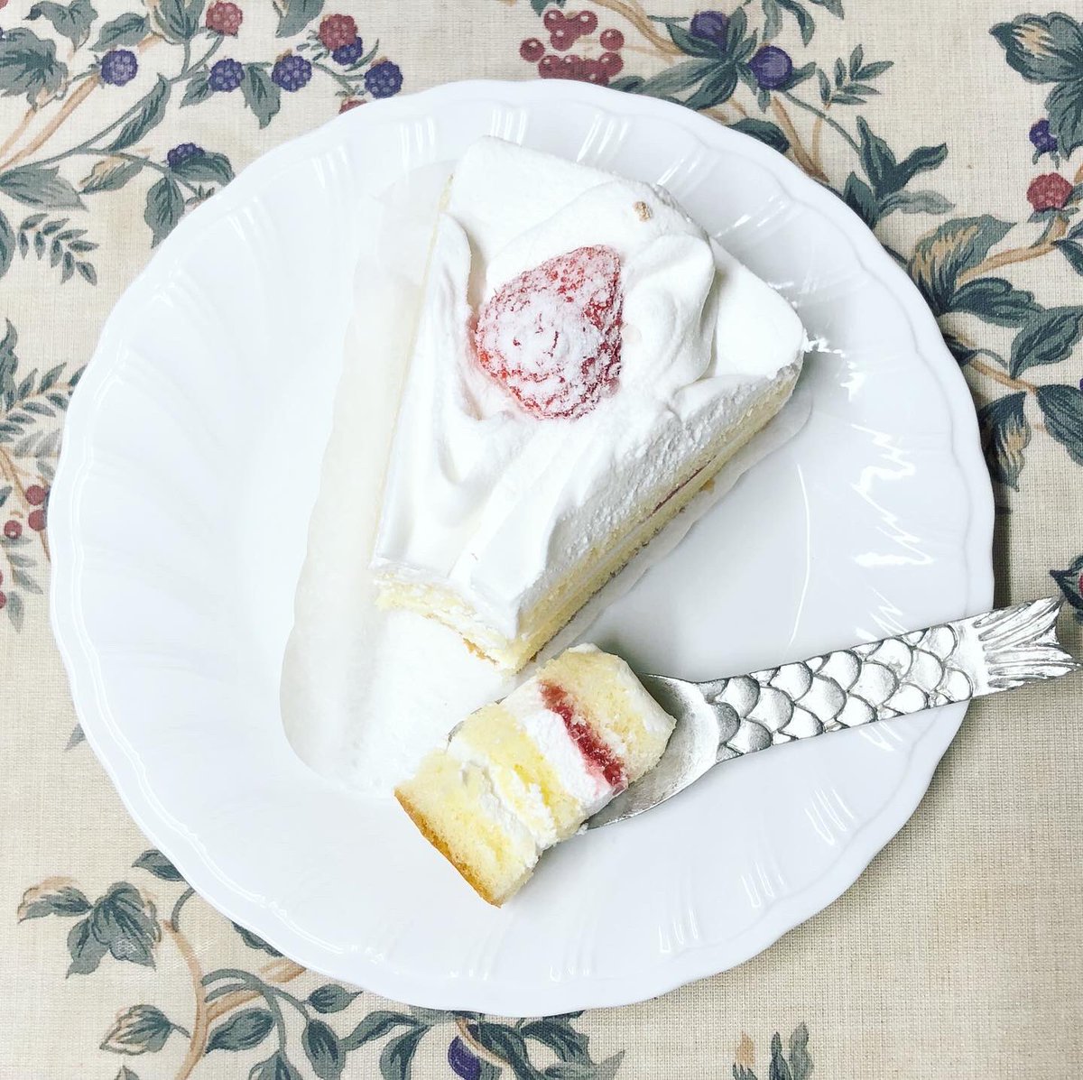 sachiko_86's tweet image. グリム童話『あめふらし』に登場する魚をモチーフに制作したピュータースプーン。
そして今日は母の誕生日。
離れて暮らしていますが、家族のグループLINE稼働率は高めだと思ってます☺︎

今月も残りわずかですね。
暑さに負けず頑張りましょ！

#ハンドメイドスプーン #カトラリー #pewterspoons