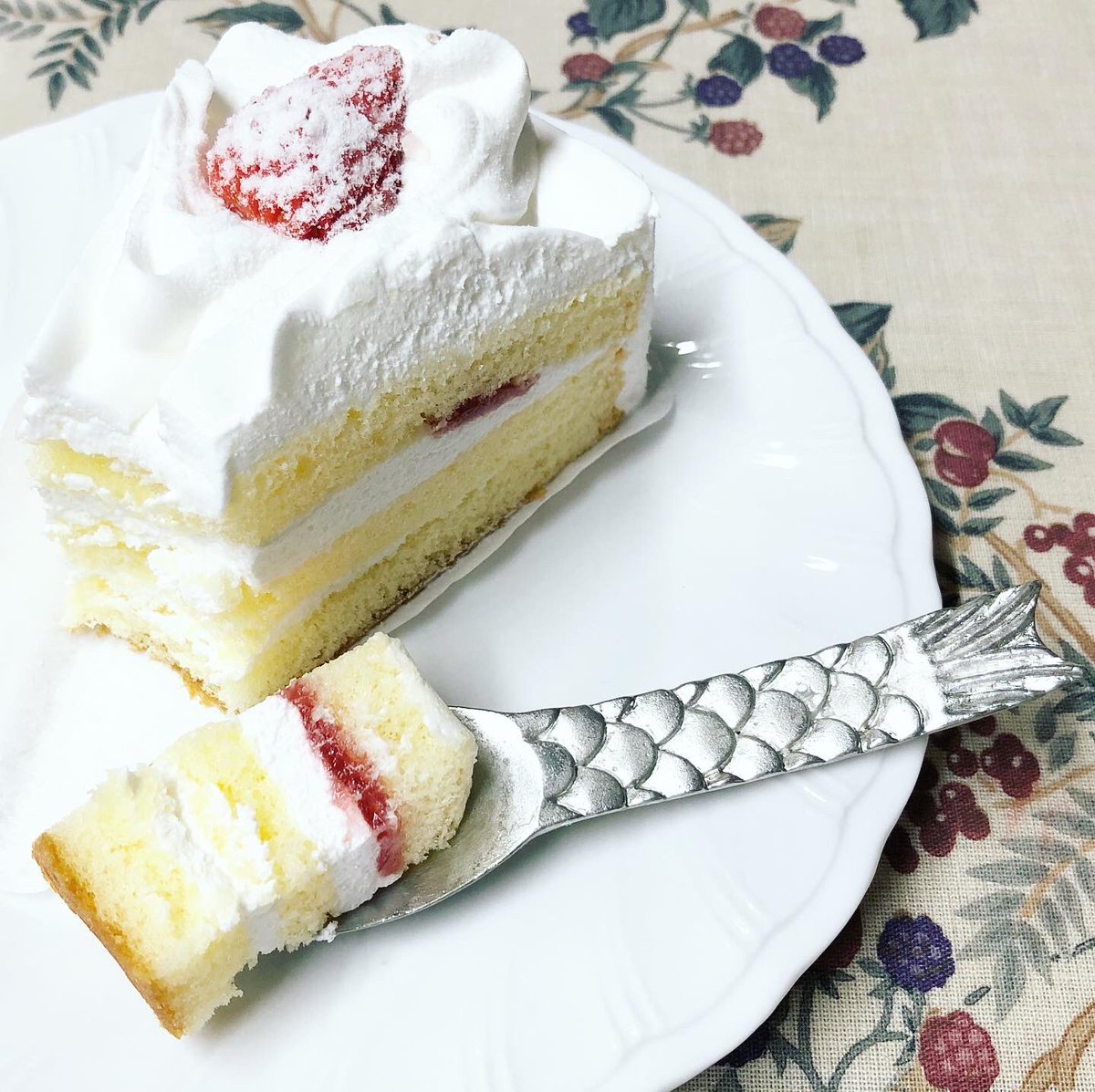 sachiko_86's tweet image. グリム童話『あめふらし』に登場する魚をモチーフに制作したピュータースプーン。
そして今日は母の誕生日。
離れて暮らしていますが、家族のグループLINE稼働率は高めだと思ってます☺︎

今月も残りわずかですね。
暑さに負けず頑張りましょ！

#ハンドメイドスプーン #カトラリー #pewterspoons