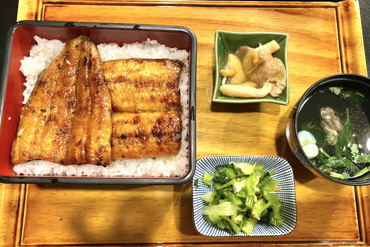 patch_oka's tweet photo. 今日は #土用の丑の日 
せっかくなので昔食べて美味しいと思ったうな重を載せます🐟🌈

長野県の松本にある、やなのうなぎ観光荘さん❤️
表面はカリッとしていて、中はふわとろ☺️✨

これを食べて以降、好物になりました！！
スタミナつけて、夏を乗り切りましょう🍉🦩🍍 https://t.co/zhf75zrzKj