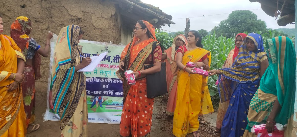JssSidhi's tweet photo. 27.07.2021-व्यक्तिगत स्वच्छता को दृष्टिगत रखते हुए स्वच्छता पखवाड़ा में ग्राम पंचायत हड़बड़ो में जागरूकता कार्यक्रम घर-घर जाकर सर्वे कार्य किया गया एवं महिलाओ को सेनेटरी पैड का वितरण @dpradhanbjp @narendramodi @MSDESkillIndia #6yearsofskillindia @RitiPathakSidhi https://t.co/1WfDaECsv8
