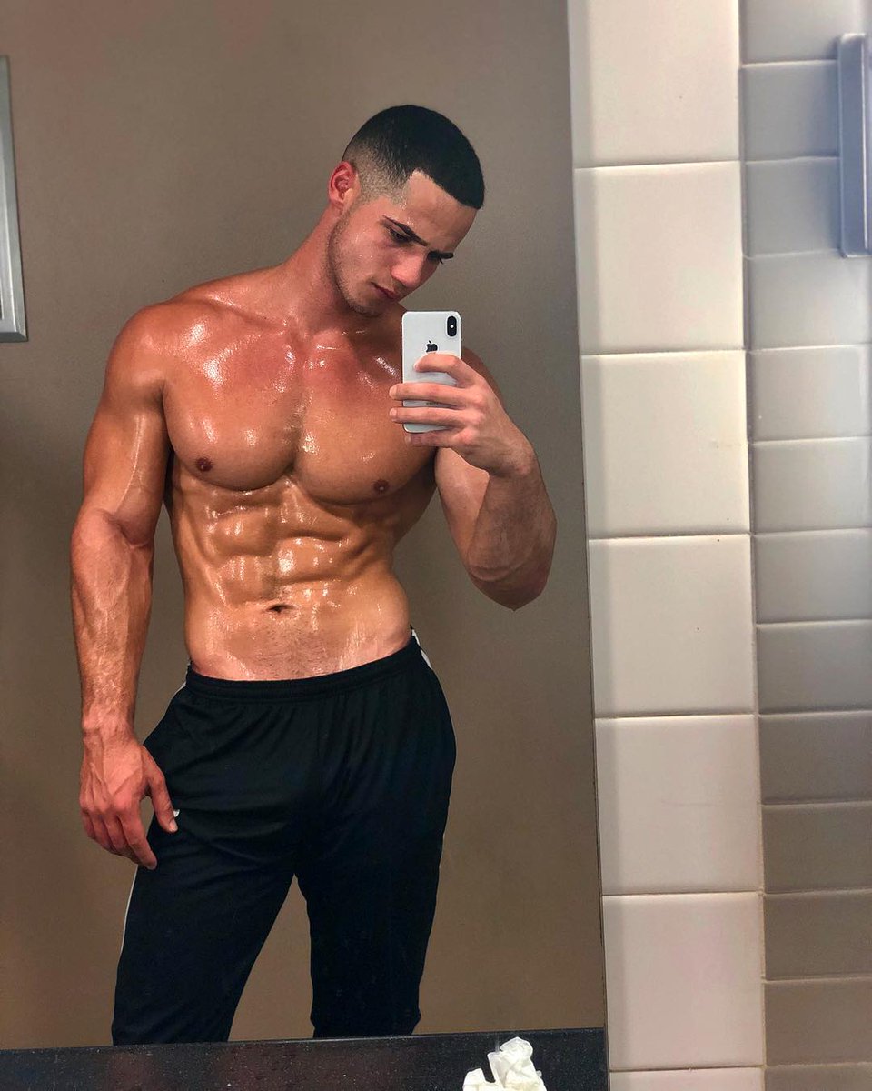 fitstuds1's tweet photo. Sweat sweat sweat! 💦 #fitguys #str8b8 #absatzlecker https://t.co/9ZJl99z9xa