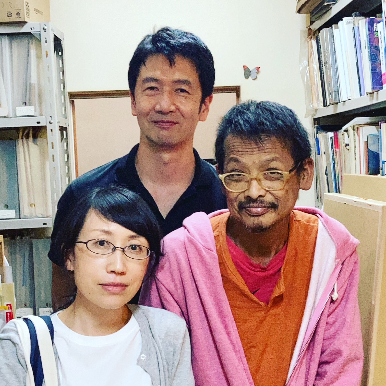Gallery Nomart Linocut展 At Gallery Nomart 21 9 4 10 2 に参加する2人 稲垣元則と田中朝子 入れ違いでの打ち合わせの後にディレクター 林との記念撮影 Linocut 21 9 4 Sat 10 2 Sat Gallery Nomart Artist 今村 源 稲垣元則 田中