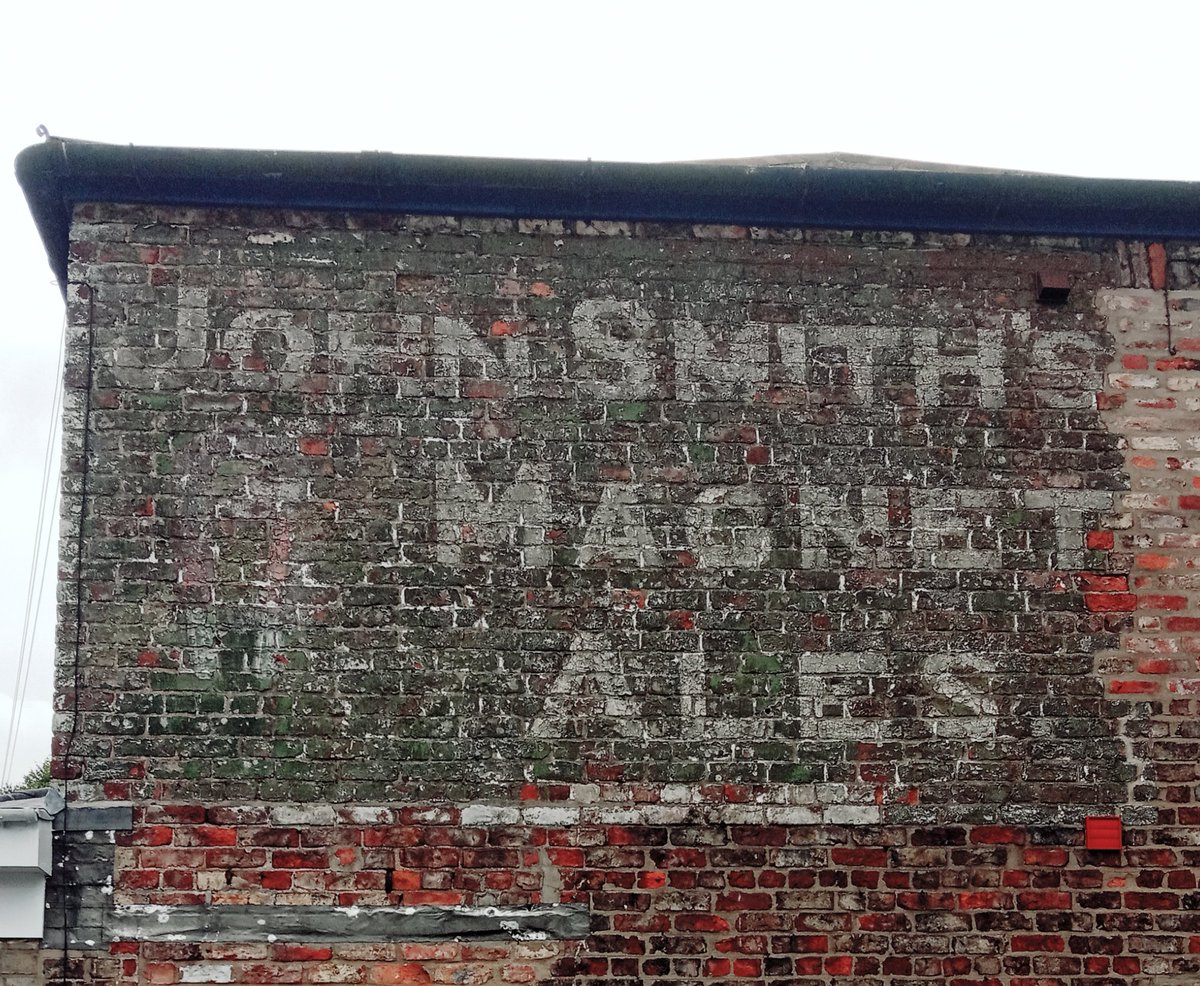 John Smith's Magnet Ales, Apollo St, York. Note the very faint magnet pictorial to the left which balances the layout.

Photo @AlunKirby 

#ghostsigns #ghostsign #york #johnsmiths #magnetale #ale #beer #magnet