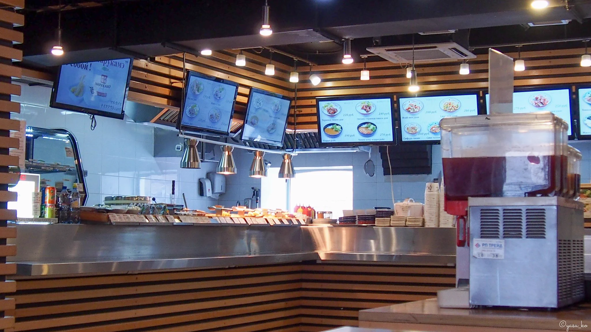 丸亀製麺さん、ロシアのモスクワ店で食べた照焼きチキンうどんが抜群に美味しかったので日本でも販売してほしいです！！！  