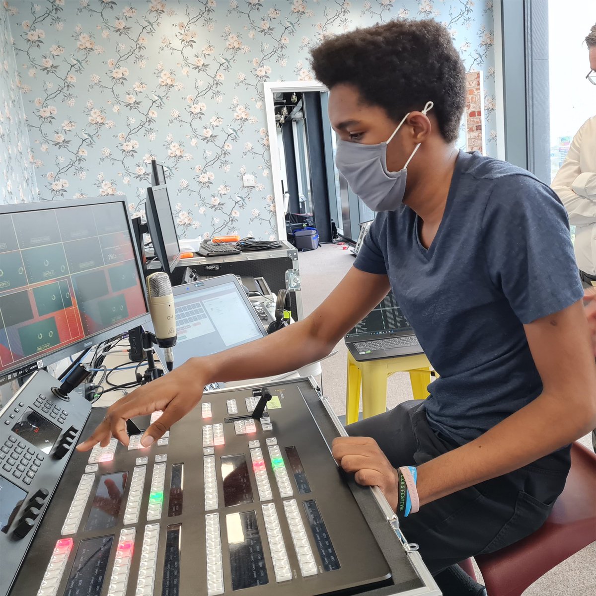 Celebrating the first shoot in IX studios.
Visit ix.exchange and sign up to stay tuned to our weekly live talks.

#innovationexchange #innovation #technology #advancedtechnology #intelligent #worldwide