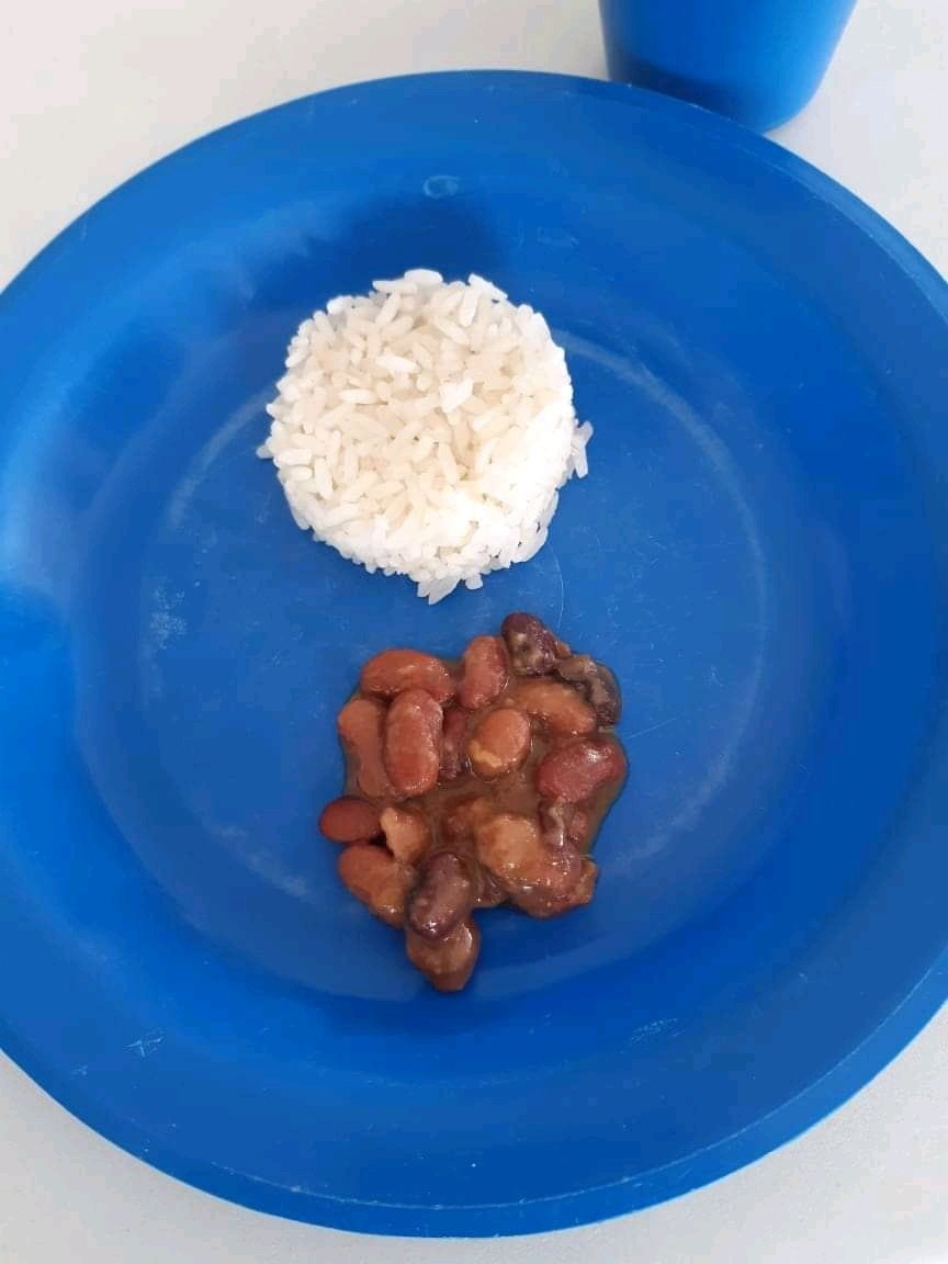 SoyAntiuribista's tweet image. Esta fotografía corresponde al desayuno del día de hoy 28 de julio del 2021 en una institución educativa en Riohacha, Guajira. 😡