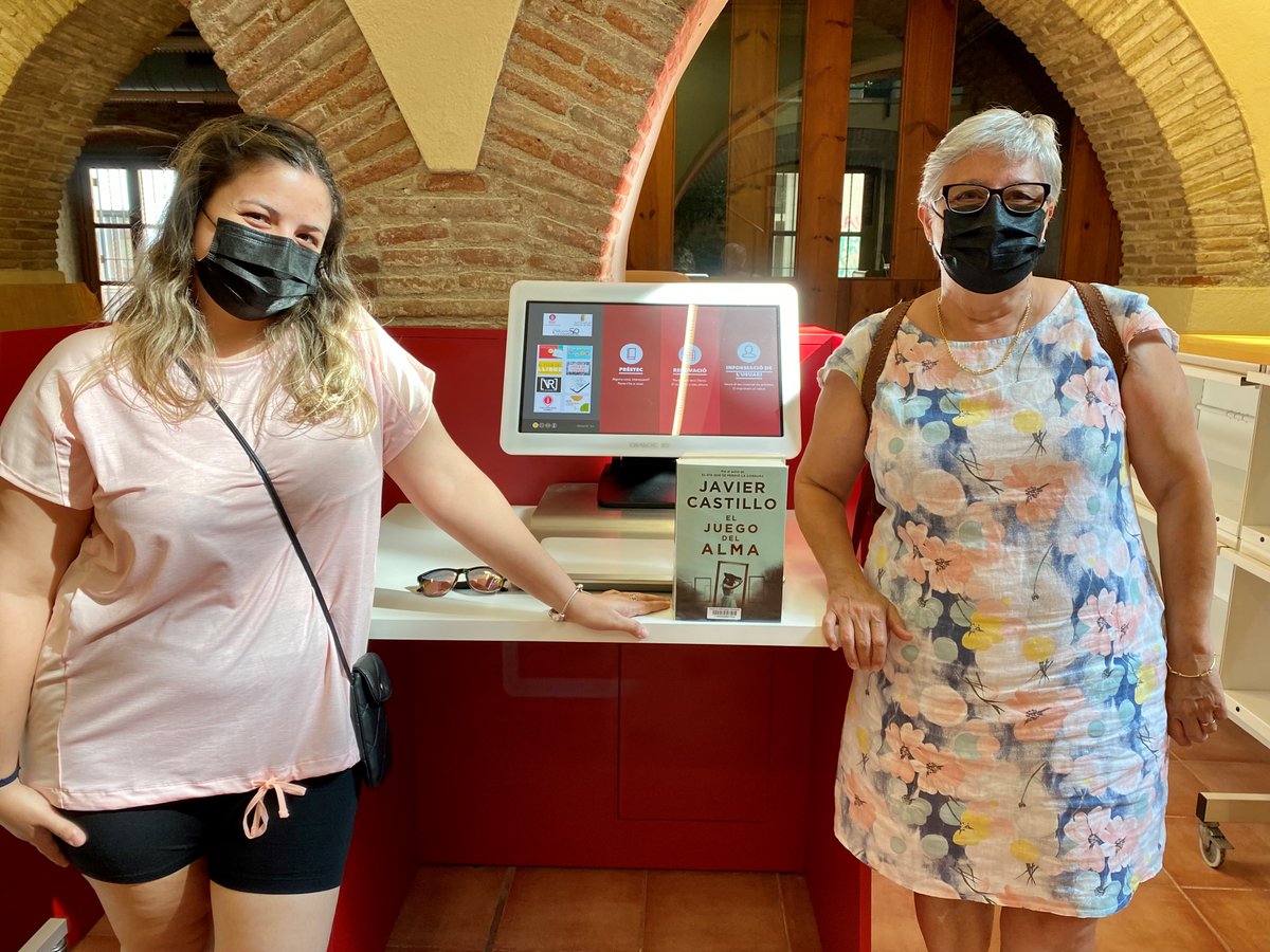 bibliomalgrat's tweet image. La Sandra i la Leonarda han estrenat el nou servei d’autopréstec de la biblioteca! És senzill i ràpid, ja ho veureu! 😉
#autopréstec #BibliosMaresme #BibliotequesXBM