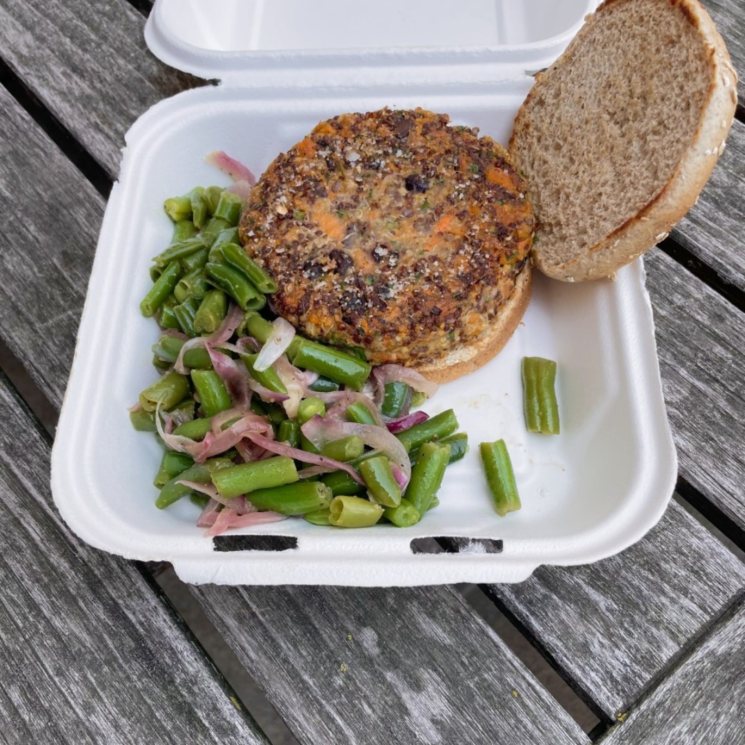 WUSTLdining's tweet photo. Our vegan sandwich of the week is a black bean and sweet potato Burger, along with some sautéed shallot &amp; garlic green beans. Whether or not you eat meat, this burger will blow you away!
#wustl #stlfood #veganburger https://t.co/2lXxOBCxS9