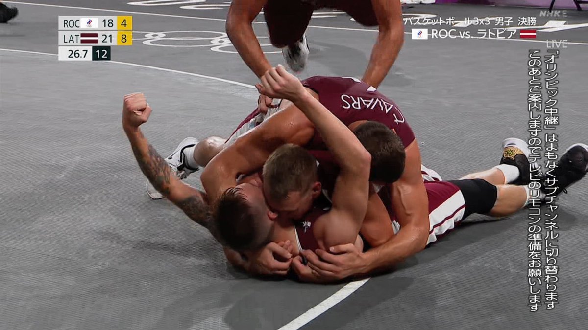 イータ バスケ3x3 が熱過ぎるんじゃ 決勝が死闘だったわ 何故かインソール取れたり スラムダンクの赤木 いいからテーピングだ のシーンを彷彿とさせる場面があって見応え十分だった ラトビア おめでとう いやぁこの競技好きだな自分 3x3