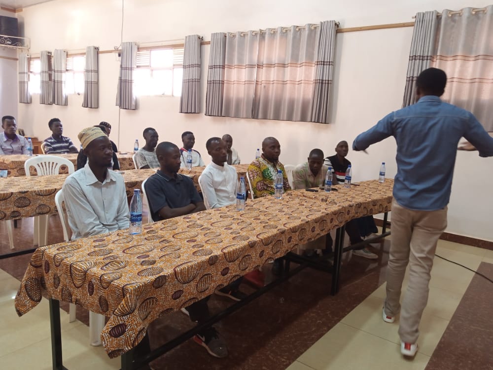 NgoziProvinc's tweet photo. #Burundi @AICNDH1 organise à @NgoziProvince un atelier de sensibilisat° et d'informat° sur les pratiques et valeurs qui promeuvent la masculinité positive,la répartition des tâches ds les ménages et le COVID-19 en faveurs de 25 leaders culturels et religieux.
@ONUFemmes
@ElieImam https://t.co/K2euQgpEfZ
