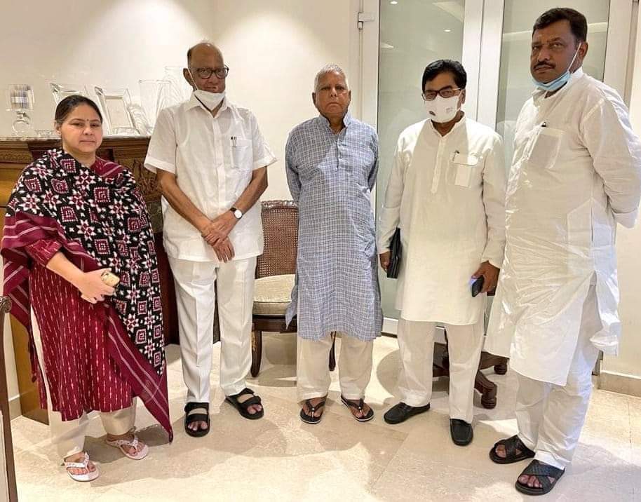 PawarSpeaks's tweet photo. राष्ट्रीय जनता दल के अध्यक्ष श्री. लालू प्रसाद यादव जी से मुलाकात की और उनके स्वास्थ्य की जानकारी ली। लंबे अरसे बाद पुराने सहयोगी लालूजी से मिलकर खुशी हुई।

@laluprasadrjd @RJDforIndia https://t.co/H2tV9KK3Gx