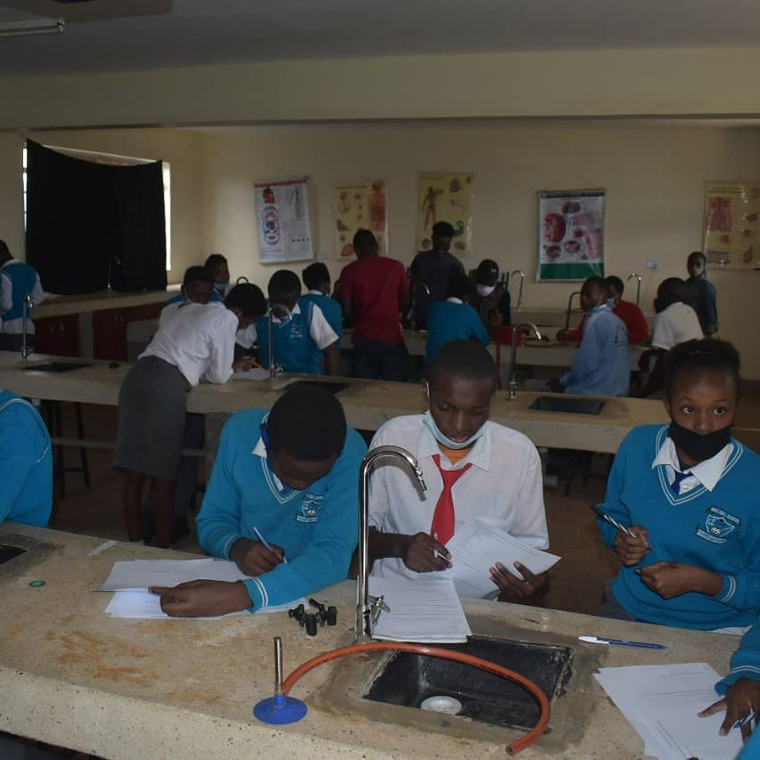 S_Mwiki's tweet photo. Students parcipating in impact assesment at Mwiki secondary school
#iita 
#startthemearly 
#agriculture 
#cgiar
#4k clubs https://t.co/1LeBcBo4DO