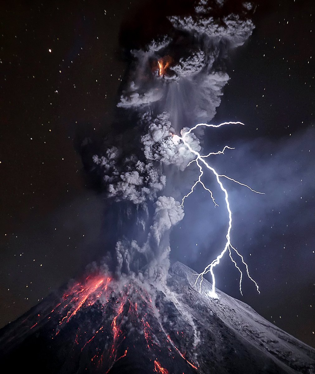 wonderofscience's tweet photo. A stunning example of volcanic lightning, created when colliding particles of volcanic ash generate massive amounts of static electricity, captured by photographer Sergio Tapiro (@tapirofoto) https://t.co/hV3V7b5Vz6