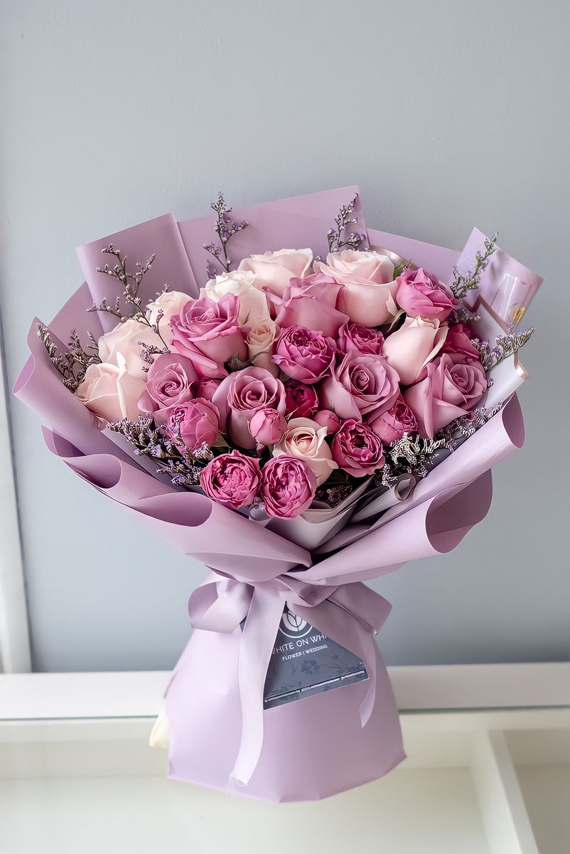 Agora durante a manhã, passei um bom tempo arrumando esse buquê de rosas. Acho que alguém vai ficar muito feliz hoje com esse presente! Vocês já ganharam algum buquê?