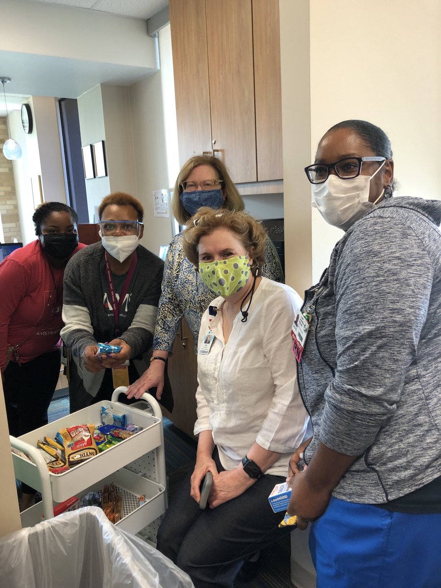 Compassion rounds in the Clark center with some very special health care workers!#loveourteam #appreciatehardqork ⁦@AnnKruger7⁩ ⁦@rosiach⁩