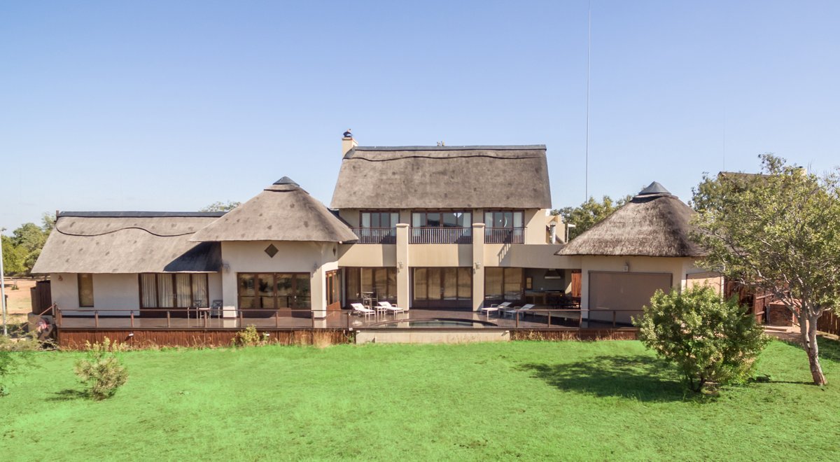 ZebulaLodge's tweet photo. Enjoy this weekend in the lap of luxury!
This opulent self-catering Zebula Executive Lodge has everything you could want for a memorable weekend away with friends or family. The lodge sleeps 8 people - to book visit https://t.co/baumaRvsDN
#zebula #limpopo #BELABELA https://t.co/vS7SmVtQqr