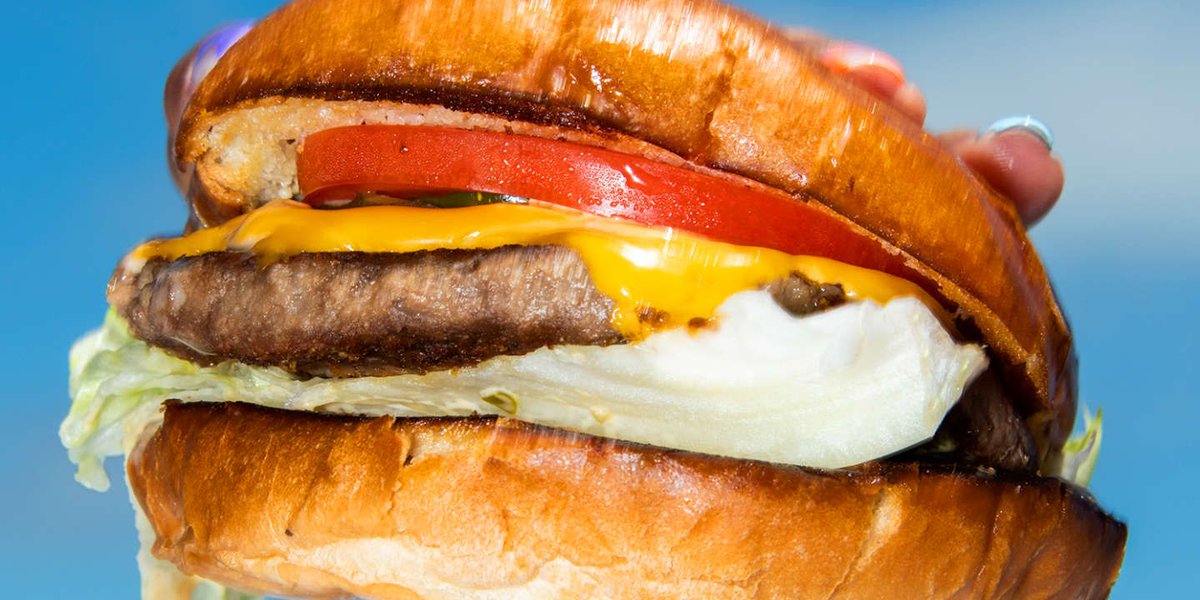 Première étape chez <a href="/BeyondMeat/">Beyond Meat</a>, <a href="/ImpossibleFoods/">Impossible Foods</a> ou #TheVegetarianButcher, ces entreprises dont les laboratoires industrialisent des biftecks sans protéines animales. Adieu veaux, vaches, cochons… Le steak végétal à la conquête du monde #vege #vegetal buff.ly/3hxGlGJ