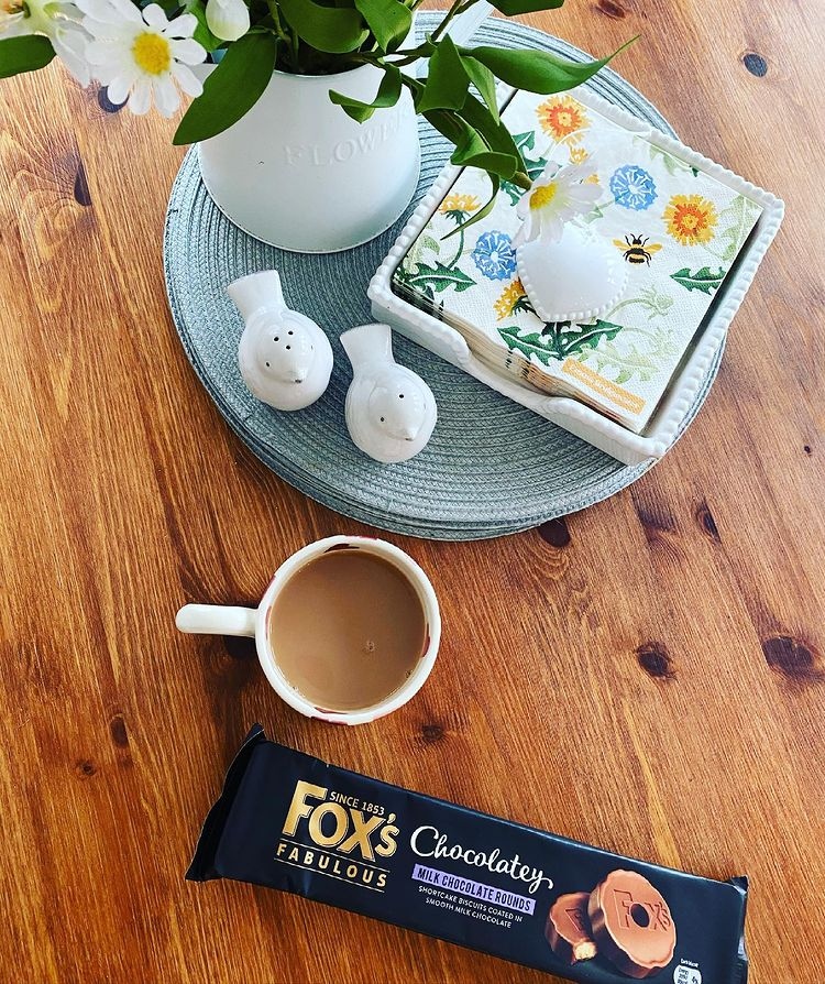 When it’s time for tea, you know you’re going to need a decent biscuit to go along with it. Luckily, here at Fox’s we know a thing or two about biscuits. Our Chocolatey Milk Chocolate Rounds are the perfect biscuit to enjoy with a nice cuppa. ☕️ 📸: the.rowe.house (IG)