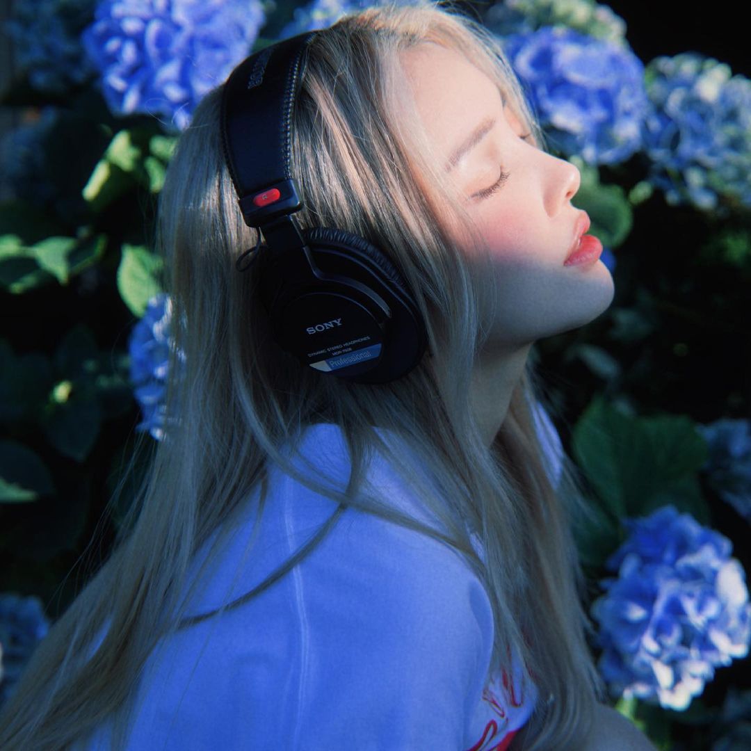 𝐁𝐄𝐀𝐔 : 𝐖𝐇𝐎 𝐈𝐒 𝐓𝐇𝐄 𝐋𝐔𝐂𝐊𝐘 𝐆𝐔𝐘 ? 
Min Sakura's 'beau.' hits new peak at #2 on Billboard's Artist 100 , Pop Radio &amp; Spotify worldwide ! But there's one question about the said album , who is the real #beau ? Any ideas ? 🤔

listen here : youtu.be/TzGjHKP_BkQ