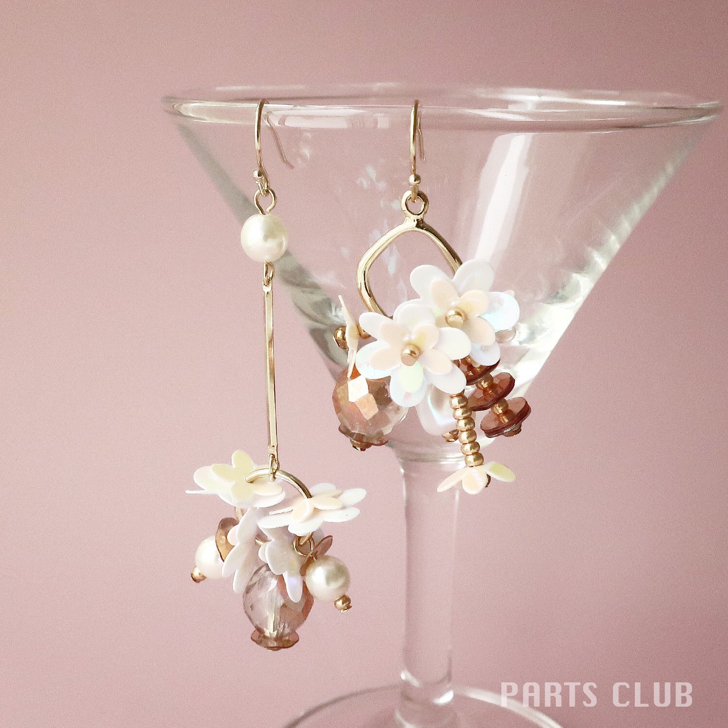 パーツクラブ スパンコールのアシンメトリーピアスのレシピを公開 スパンコール パール ビーズが華やかに揺れるデザインが魅力的 ボリューム感が可愛いアシンメトリーピアスです T Co Vwfengdbsi パーツクラブ ハンドメイド 手作り