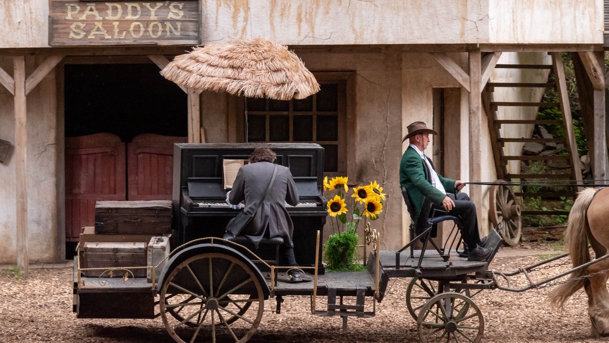 Lubibochum's tweet photo. Karl May Festspiele in Elspe. Pianoman und Siedler. 🙂 #Elspe #festival #karlmayfestspiele #winnetoudarsteller #sommer2021 #saison2021 #elspefestival #karlmayfestspiele #actor #onstage #ölprinz2021 #karlmay #natürlichlive https://t.co/lfGtwr2QWQ
