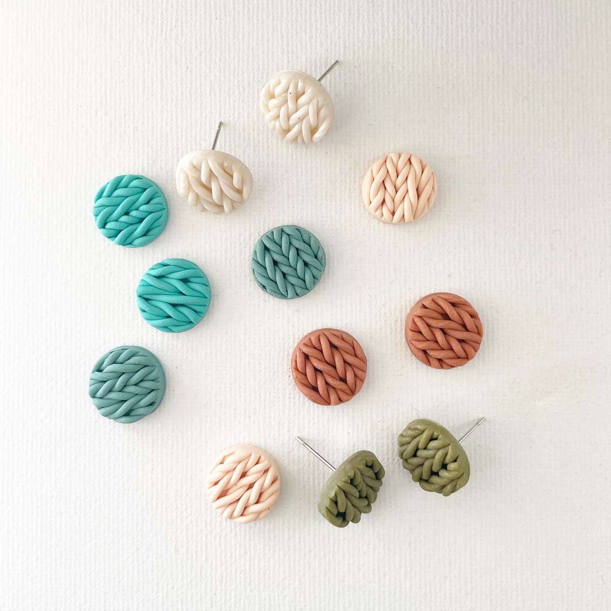 83_Jewellery's tweet photo. Knitted effect polymer clay stud earrings 🧶🧶🧶 

#etsyuk #giftsforher #jewellery #handmadegifts #earrings #handmadehour #handmade https://t.co/jT7106Ljob
