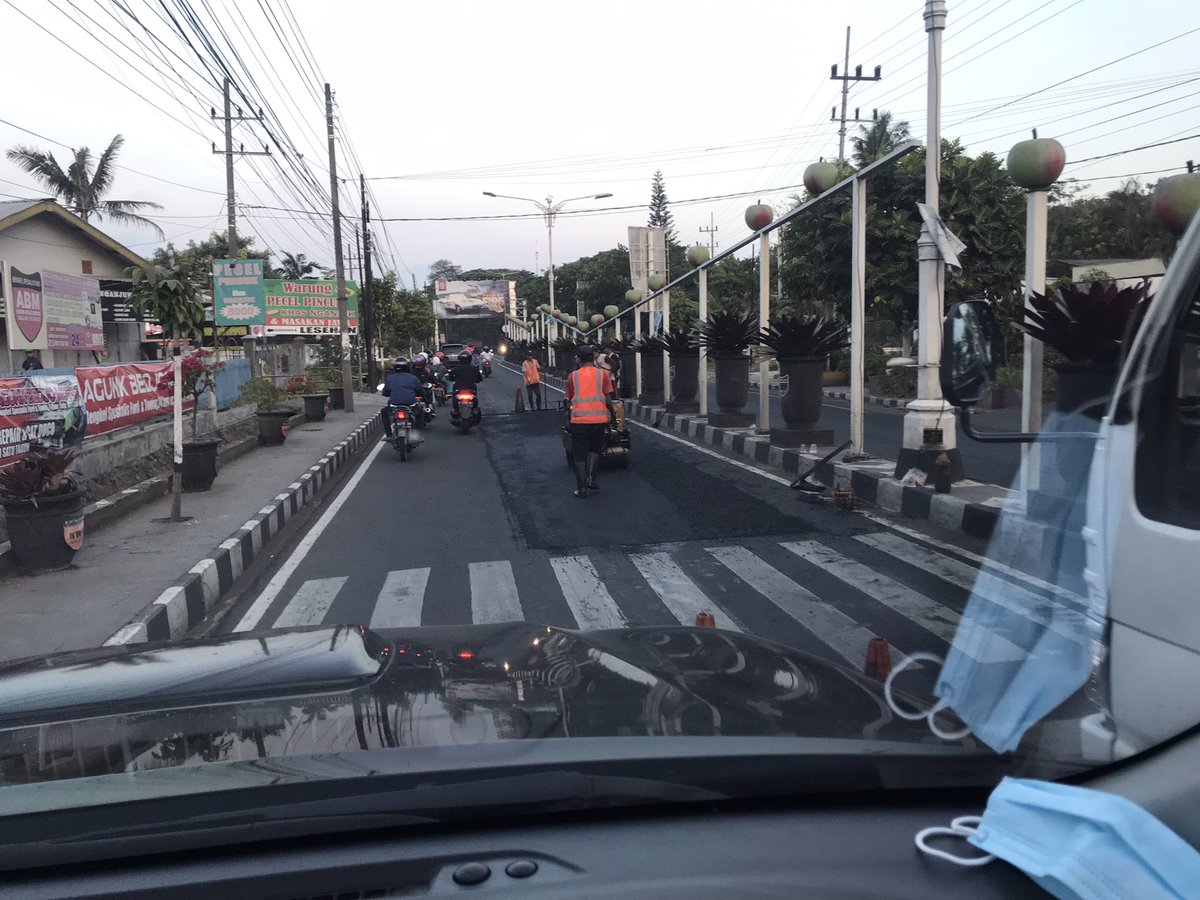 <a href="/LalinNews/">Traffic Malang</a> <a href="/cityguide911fm/">City Guide 911 FM</a> <a href="/infomalang/">Info Malang</a> <a href="/infobatu/">infobatu</a> pemeliharaan jalan ruas Ir.Soekarno #kotabatu pengguna jalan agar sabar n hati2!!