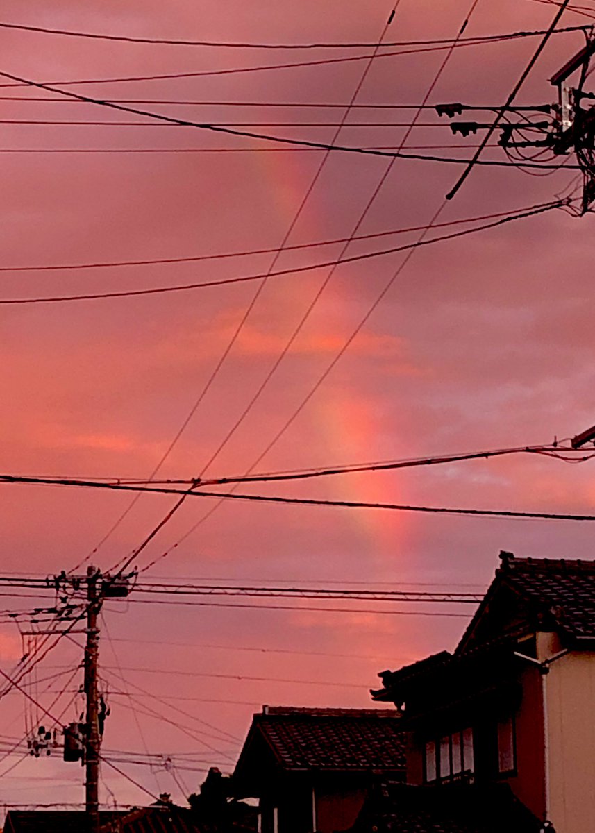 「夕焼けに染まる虹を見たよ 」|日高トモキチ@暖機運転中のイラスト