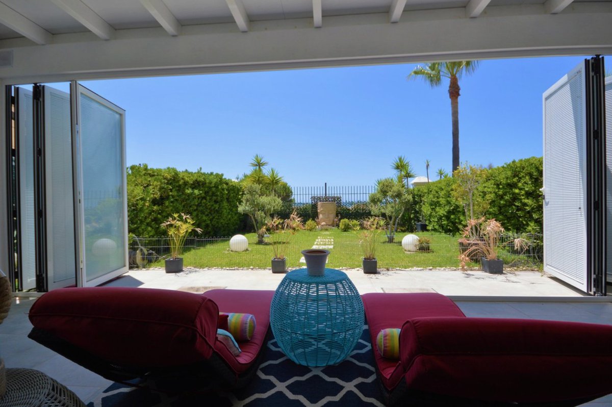 crooky101's tweet photo. Front line beach townhouse for sale in Bahía de Marbella € 1.590.000. 4 bedrooms, 3 bathrooms, 349 m2 living area, frontal sea view, South orientation, excellent condition. 
More info: https://t.co/1JDFrJ12pD https://t.co/CbZFdPEshN