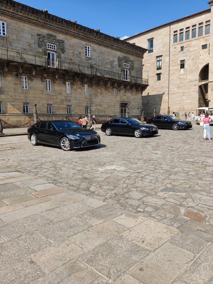 ConfortAutos's tweet photo. En Confort Autos Galicia seguimos trabajando con las máximas medidas en seguridad higiénica. 
Hoy en plaza Obradoiro ( Santiago De Compostela ) 

Vehículos privados de alquiler con conductor ( Vtc ), en #coruña #ferrol #lugo #santiagodecompostela https://t.co/UETKA8xciH