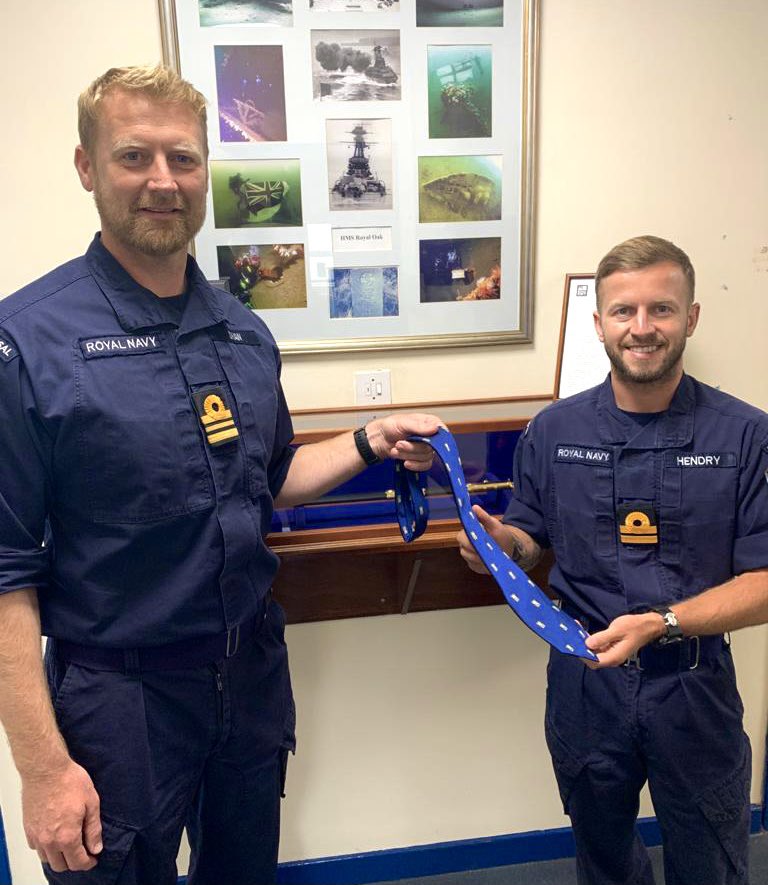 RN_DTXG's tweet image. CO NDG presented Lt Al Hendry RN OIC NDG with his Felix tie as recognition of successful validation as a RN Maritime IEDD Operator #divenavy #bombfrog 💣🐸 @RoyalNavy