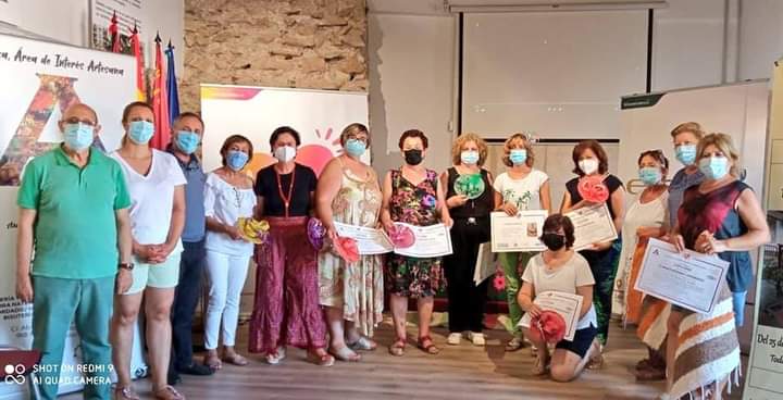 economialorca's tweet photo. 📸 Las participantes de los cursos de artesanía organizados por #Artelor y Economía Lorca reciben sus diplomas📜 en la Casa del Artesano de #Lorca

🏺🧵La transmisión de la artesanía y que cada día llegue a más gente es la garantía de su preservación en el tiempo https://t.co/tBcAWYtuHY